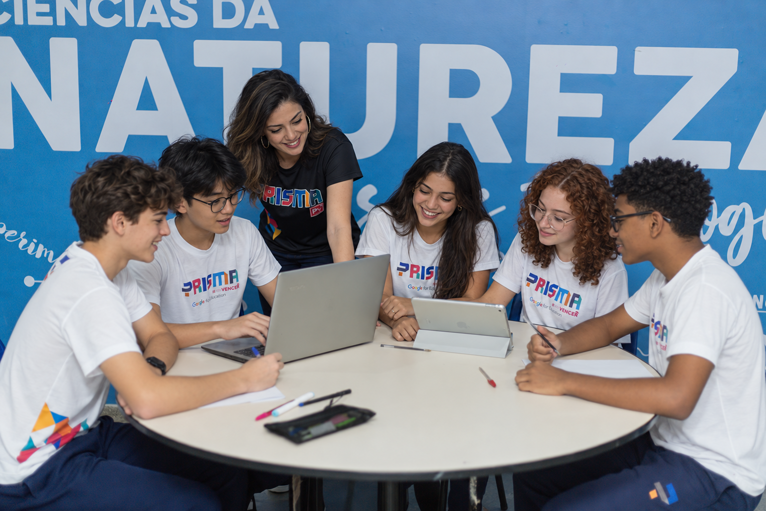 Estudantes do Colégio Prisma em uma experiência de aprendizagem com tecnologia